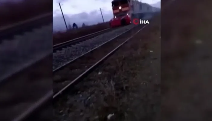 Son dakika: Rusya'da yük treni çarptığı aracı 50 metre sürükledi - 1