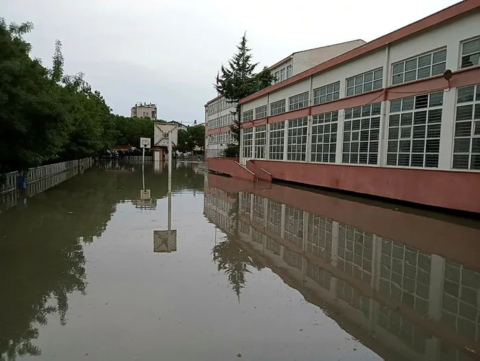 Samsun Bafra'da sağanak! Su basan iki okulda eğitime ara verildi - 1
