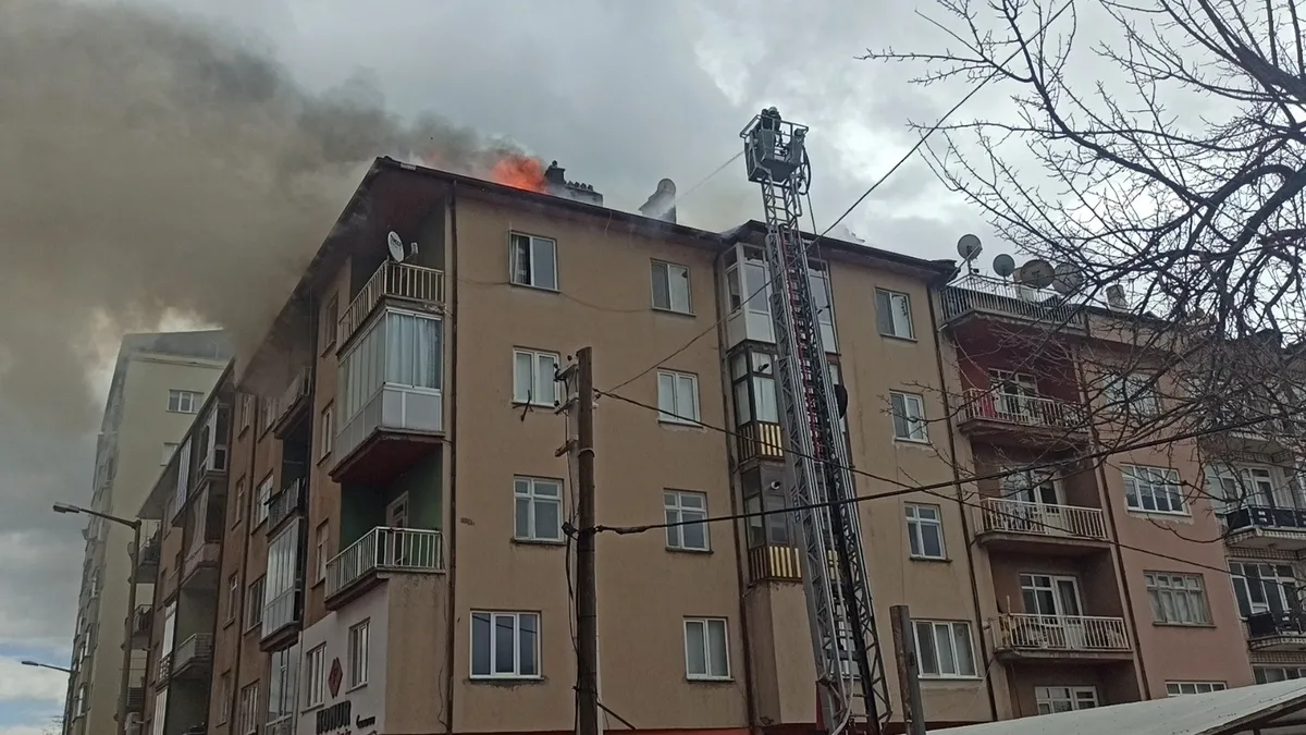 Konya'da 5 katlı binada yangın! Alevler kontrol altına alındı