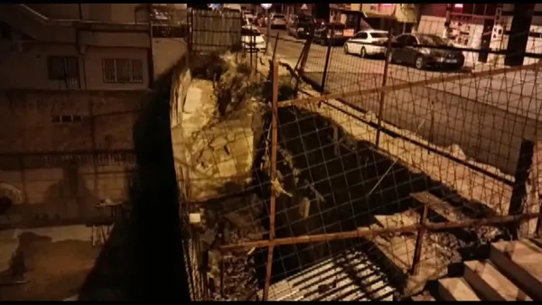 uskudarda-gece-saatlerinde-korkutan-olay-istinat-duvari-coktu-1656989919502.jpg Üsküdar'da gece saatlerinde korkutan olay! İstinat duvarı çöktü - 2