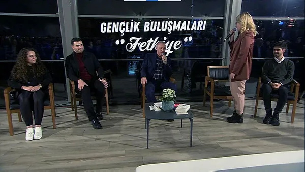 baskan-erdogana-genc-kizdan-21-yillik-fotograf-surprizi-1673809072979.jpg Başkan Erdoğan’a Gülşen Taşol'dan 21 yıllık fotoğraf sürprizi! "O bilgisayar geldi..." - 5