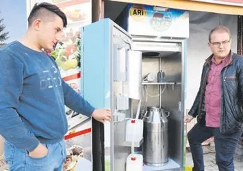 Çiftliğinin sütünü sütmatik ile satıyor