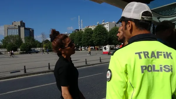 taksimde-taksicilere-siki-denetim-ceza-yagdi-1655444849255.jpg Taksim’de taksicilere sıkı denetim! Ceza yağdı - 3