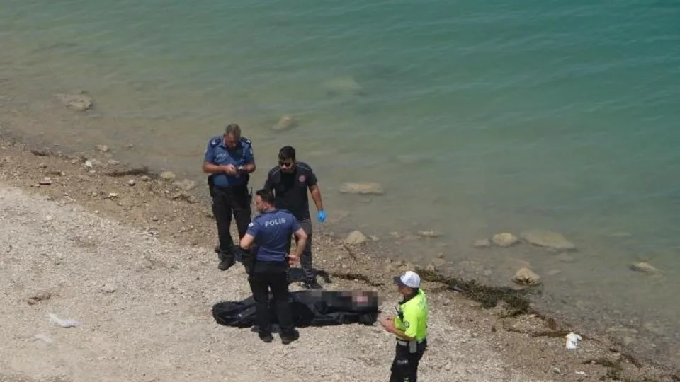 Otomobil göle düştü: 3 kişi kayboldu