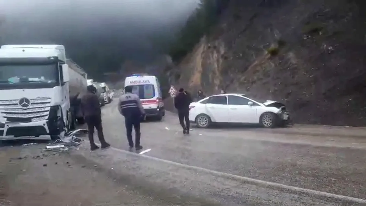Bolu'da TIR ile otomobil çarpıştı: 4 yaralı