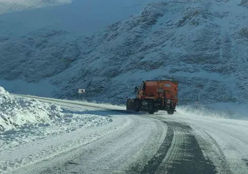 Karabet Geçidi'nde lapa lapa kar yağdı
