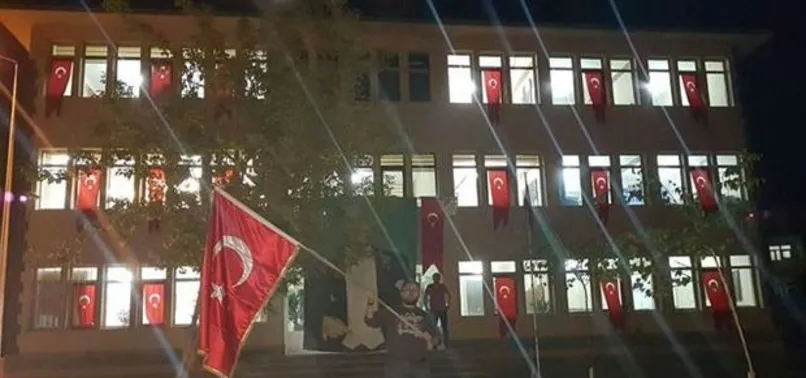 Yeni atanan kayyum belediye binasını Türk bayrakları ile donattı