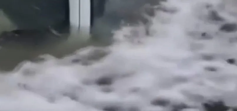 İstanbul'da lodosun etkisi devam ediyor! Tabelayla uçan da var arabası suya gömülen de