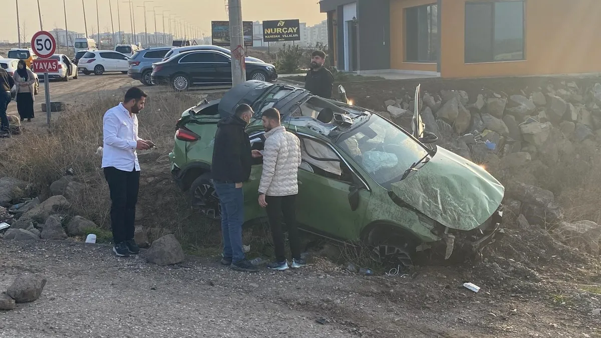 Diyarbakır'da otomobil takla attı: 3 yaralı