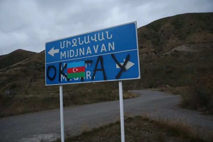 Ermenistan işgalinden kurtarılan Azerbaycan'ın Zengilan kentindeki karakollara bayrak çekildi