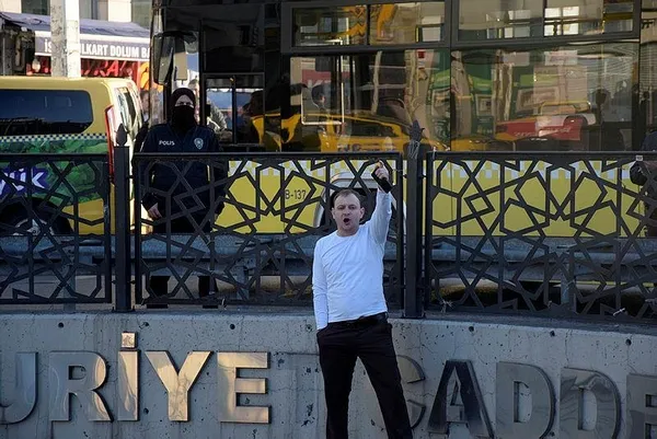 1680944831542.jpeg Taksim'de ilginç olay! Ukraynalı eski polisten "savaşı durdurun" sloganıyla intihar girişimi - 4