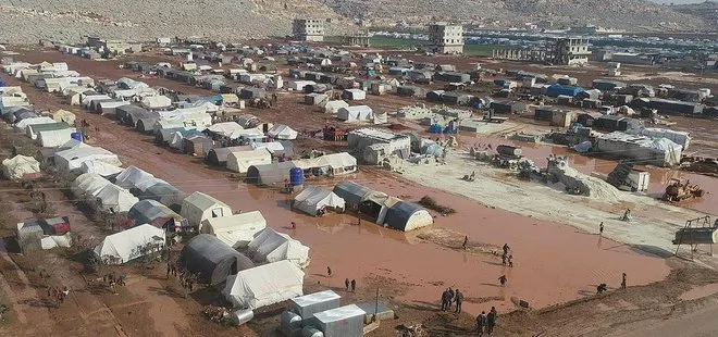 İdlib’e saldırı sürüyor! 20 bin sivil daha Türkiye sınırına göç etti