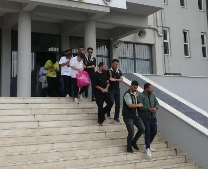 4-sehirde-sanal-eskort-dolandiriciligi-operasyonunda-12-kisi-tutuklandi-1655099461444.jpg 4 şehirde ‘sanal eskort’ dolandırıcılığı operasyonunda 12 kişi tutuklandı - 3