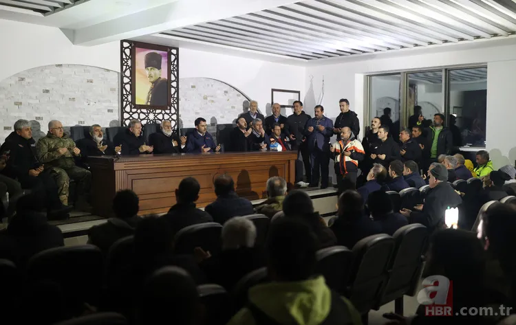 Milli Savunma Bakanı Hulusi Akar, Deprem Harekat Planı'nı saat saat açıkladı: Uzaktan ahkam kesmekle olmuyor 24