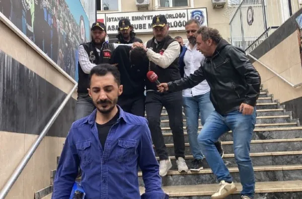 sedat-peker-ile-ilgili-paylastigi-videolarla-tanindi-cenk-celiki-vuran-zanli-yurtdisina-kacmak-isterken-yakala-1663847794175.jpg Sedat Peker ile ilgili paylaştığı videolarla tanındı! Cenk Çelik’i vuran zanlı yurtdışına kaçmak isterken yakalandı - 1