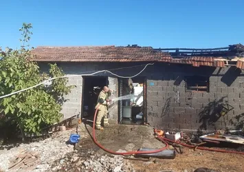 Gönen’de bir evin damında çıkan yangın korkuttu!