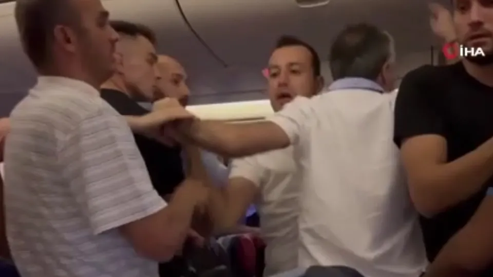 Gaziantep FK'nın olduğu uçakta kavga çıktı! Ahmet Ağaoğlu ve Yusuf Yazıcı araya girmeye çalıştı! O anlar kamerada