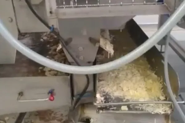 kinderin-ardindan-nestlede-buyuk-skandal-uretilen-pizzadaki-bakteri-nedeniyle-iki-cocuk-oldu-uretim-tesislerin-1649432474600.jpg Kinder'in ardından Nestle'de büyük skandal! Üretilen pizzadaki bakteri nedeniyle iki çocuk öldü! Üretim tesislerinde gezen kurtçuklar... - 7