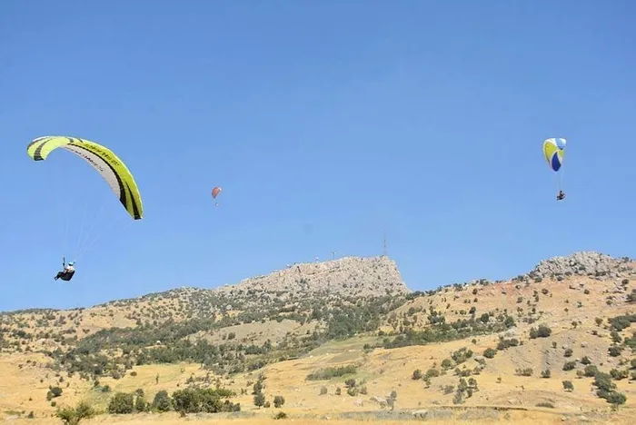 Terörden temizlenen dağlarda yamaç paraşütü