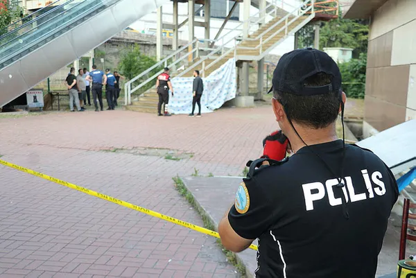 karabukte-korkunc-olay-yuruyen-merdivenin-altinda-bebek-cesedi-bulundu-1689279109268.jpg