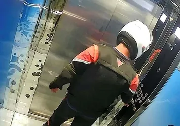 Tuvaletini yaptığı asansörde mahsur kaldı! Siparişe giden kurye paket oldu