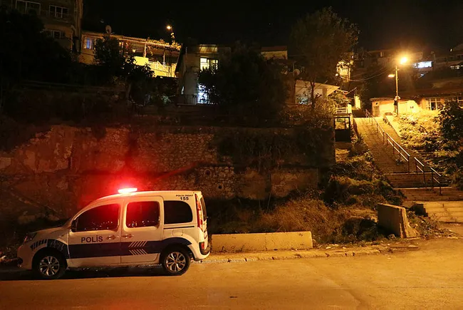 İzmir’de kuzenini tüfek ve bıçakla yaralayıp ardından duş aldı! Şüphelinin rahat tavırları şaşırttı - 1