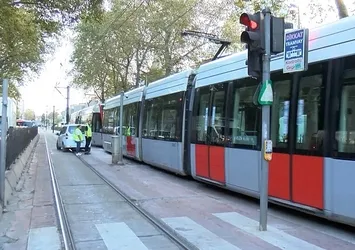 Korkutan kaza! Tramvay yayaya çarptı