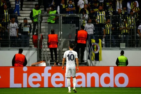 eintracht-frankfurt-fenerbahce-macinda-skandal-alman-taraftarlar-mesut-ozile-yabanci-madde-firlatti-1631824184334.jpeg Frankfurt - Fenerbahçe mücadelesinde Almanlar Mesut Özil'e yabancı madde fırlattı - 1