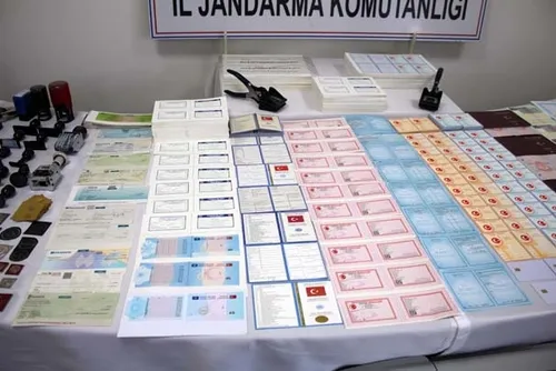Teröristler için sahte çipli kimlik kartı basmaya hazırlanıyorlardı - 3