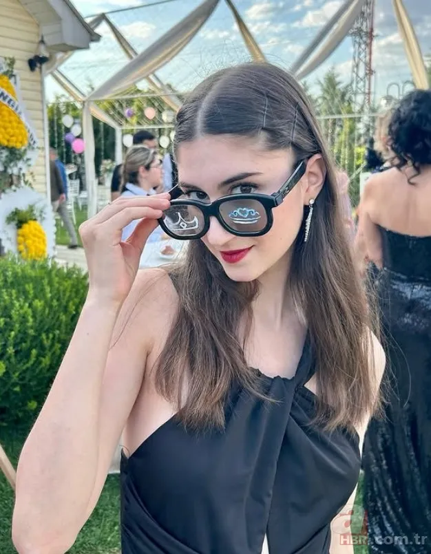 O artık piyano sanatçısı: Tamer Karadağlı'nın kızı Zeyno büyüdü 9