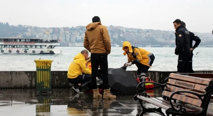 Beşiktaş sahilinde silahla intihar - 1
