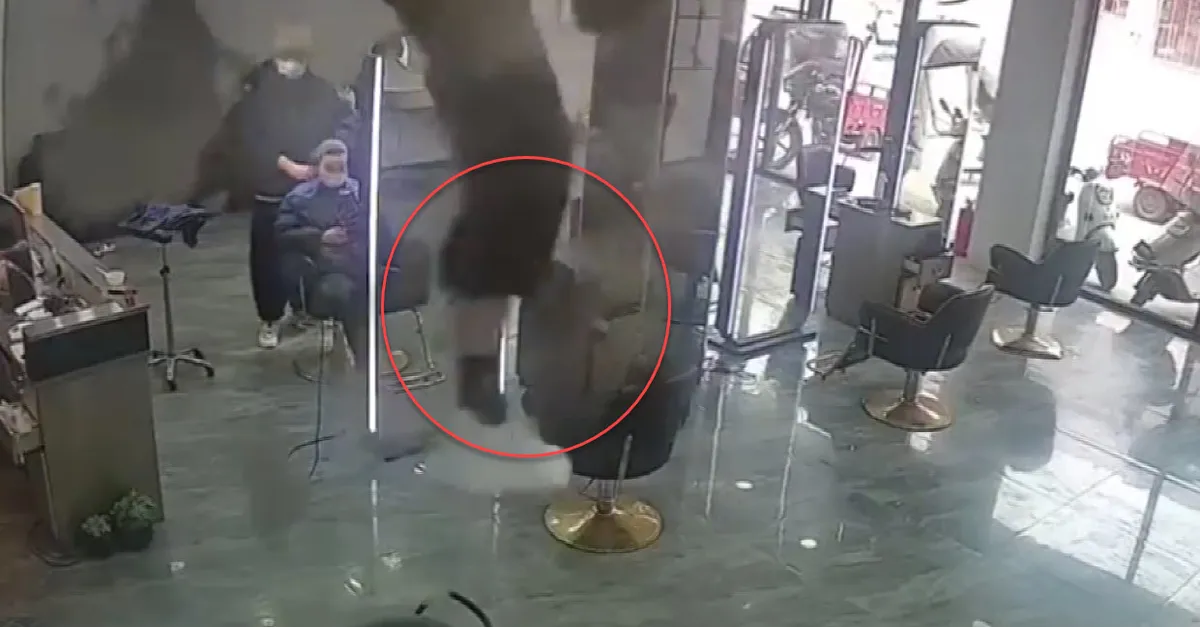Kuafördekiler neye uğradığını şaşırdı! Tavandan kuaförün ortasına düştü