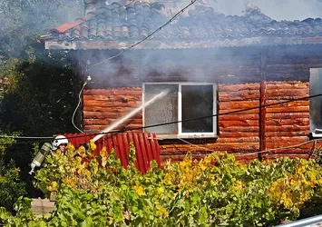 Bilecik'te yangın! İki katlı ahşap ev kullanılamaz hale geldi