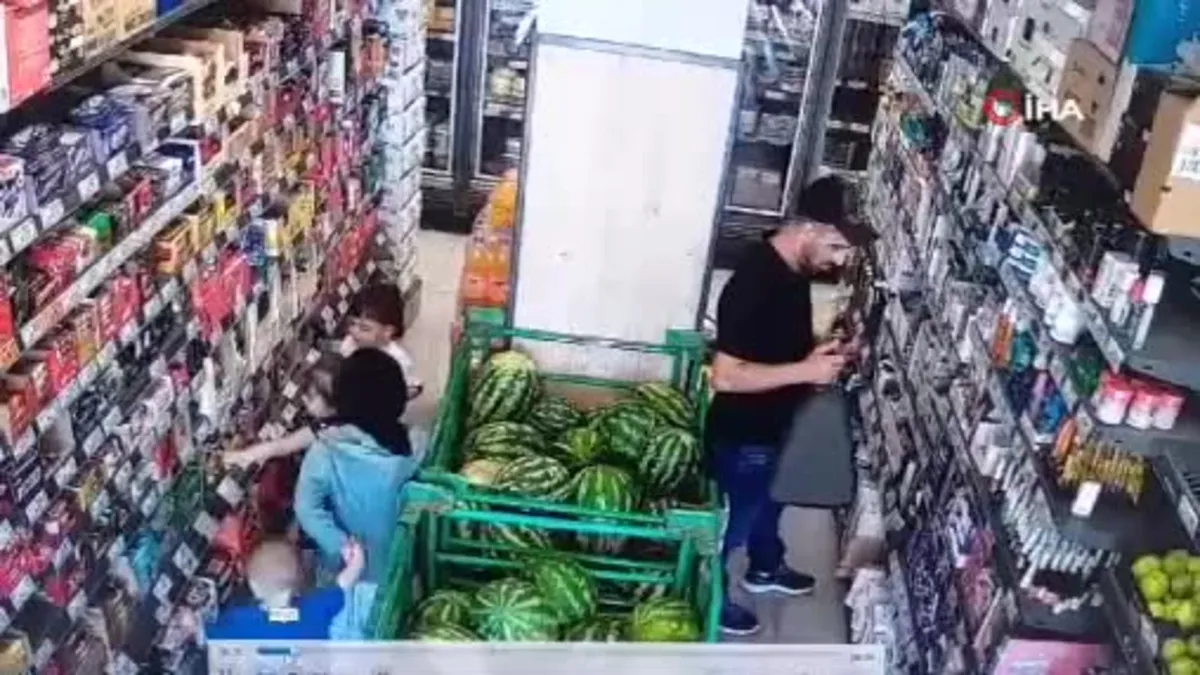 Deodorant seçip çalan şahıs kamerada