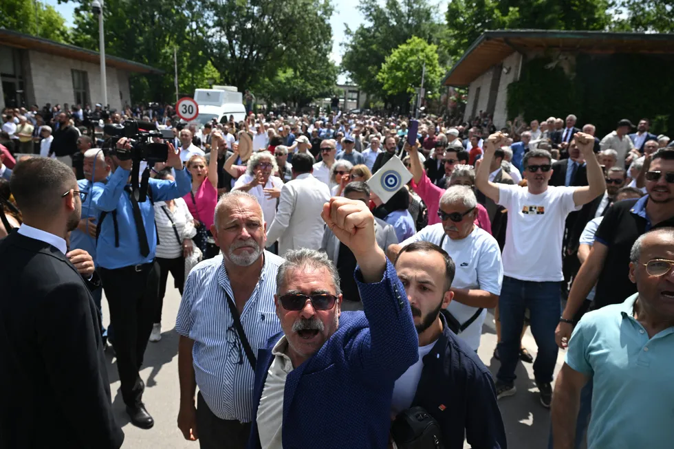 CHP'liler Meclis önünde gerginlik yaşadı
