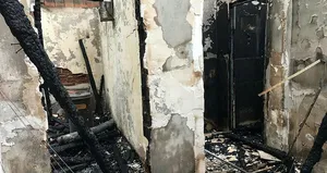 Hem kendini hem evi yaktı