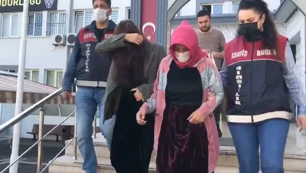 bursada-altin-hirsizlarini-otobus-kamerasi-yakalatti-o-anlar-kamerada-1636095870888.jpg Bursa’da altın hırsızlarını otobüs kamerası yakalattı! O anlar kamerada - 2