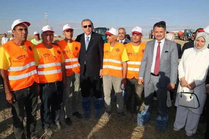 Başkan Erdoğan yerli elektrikli traktörü kullandı