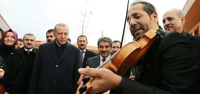 Başkan Erdoğan Esenler’de millet bahçesinde söylenen şarkıya eşlik etti