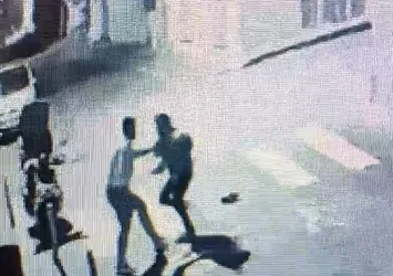 Motorlu kuryeyi sokak ortasında defalarca bıçakladı! Balıkesir'deki korkunç anlar güvenlik kamerasında...