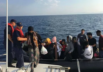İzmir açıklarında 17 düzensiz göçmen kurtarıldı
