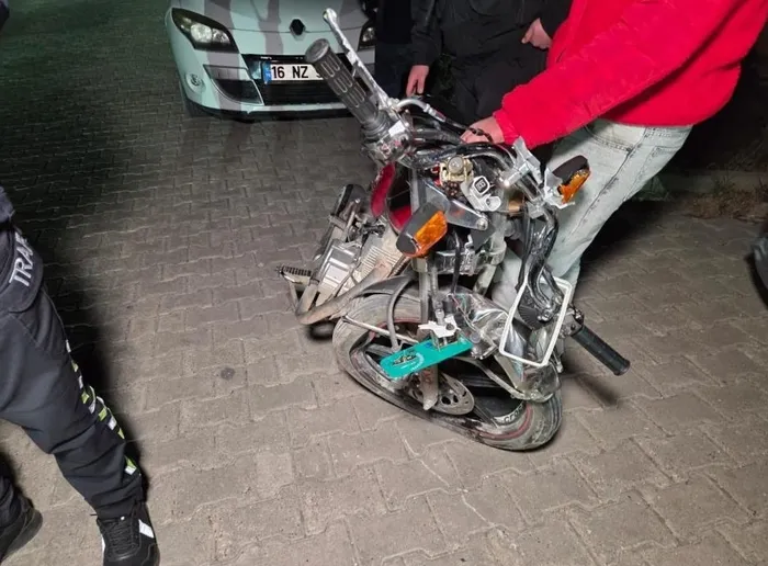 bursada-motosikletli-2-surucu-kafa-kafaya-carpisti-1-olu-1747089699038.jpg Motosikletli sürücülerden birinin hastanedeki tedavisi devam ediyor. (İHA)