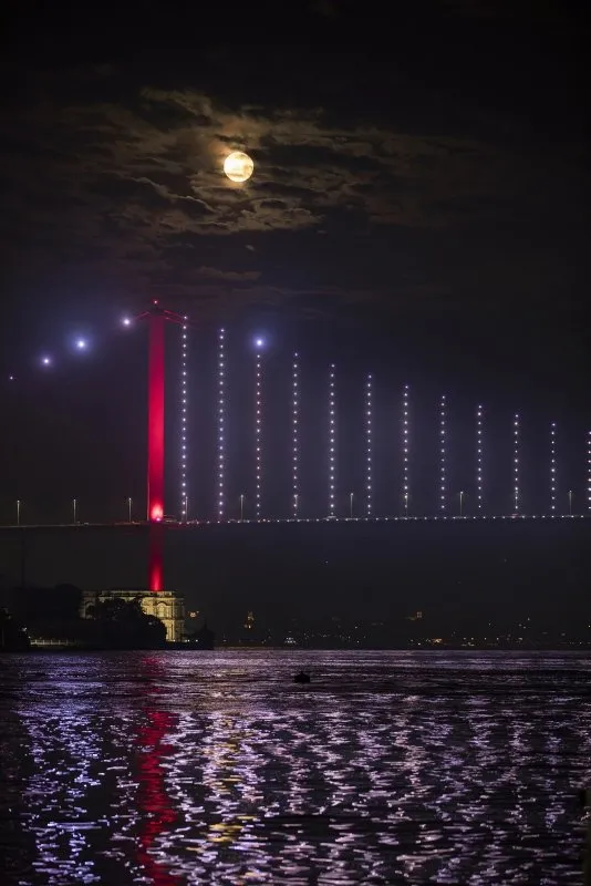 Kanlı ay tutulması gerçekleşti! Dolunay İstanbul ve birçok yerde böyle görüntülendi
