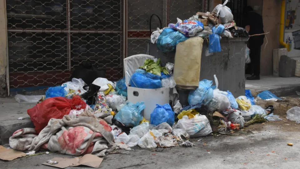 İzmir'de yine çöp dağları oluştu