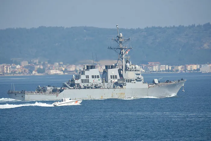 Son dakika: ABD savaş gemisi USS Laboon İstanbul Boğazı’ndan geçti