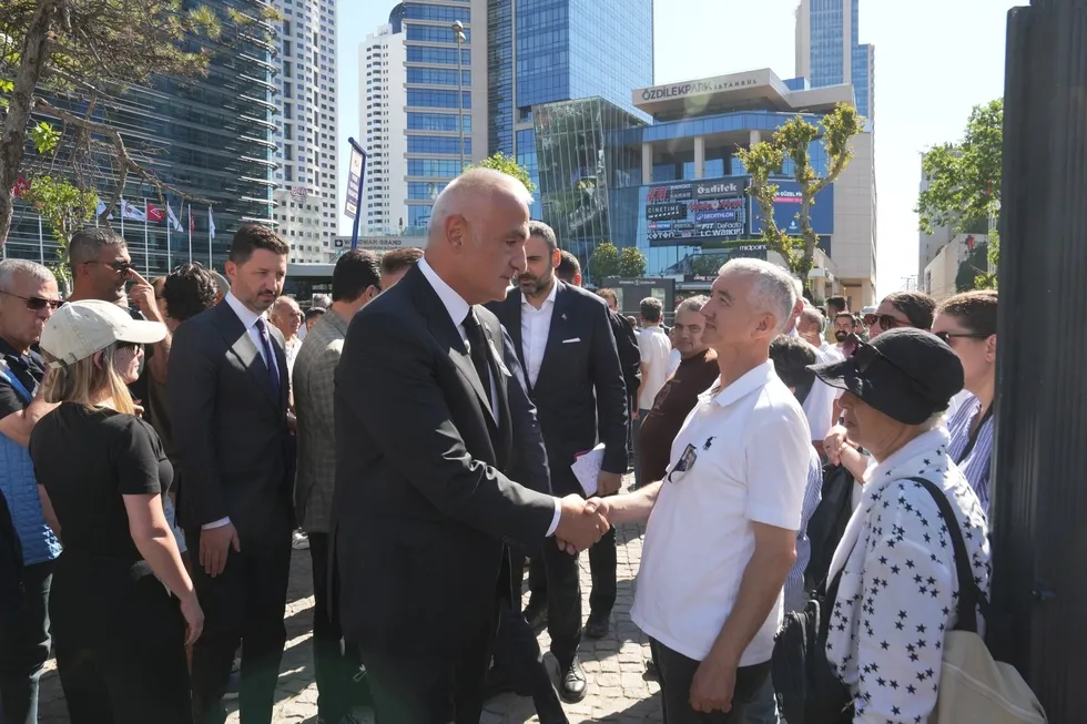 Usta sanatçı Kadir İnanır'a hüzünlü veda! Yeşilçam'ın efsanevi ismi son yolculuğuna uğurlandı - 2