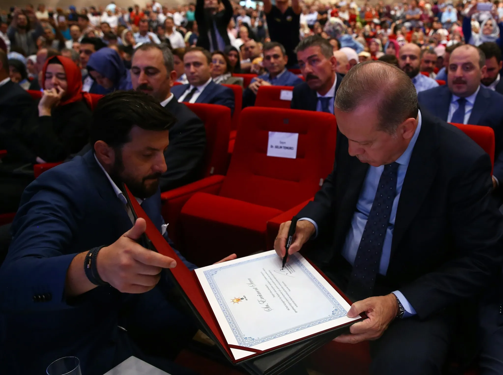 Cumhurbaşkanı Erdoğan tek tek imzaladı