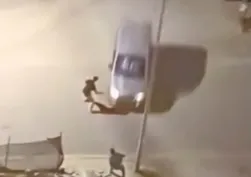 Mersin'de akılalmaz olay! Kavga ettiği şahsın üzerine sürdü çukura düştü
