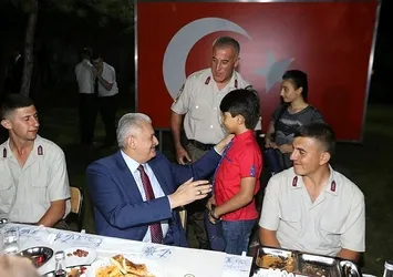 Başbakan Yıldırım, Temelli Jandarma Karakolu'nda iftar yaptı