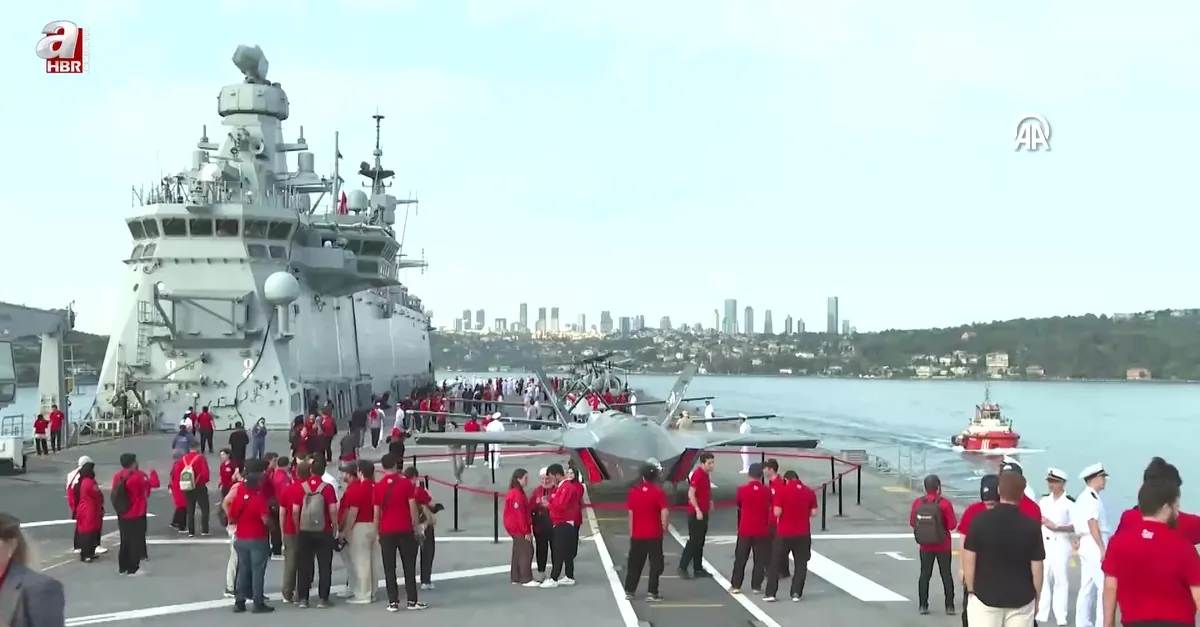 TCG Anadolu İstanbul Boğazı’ndan geçti